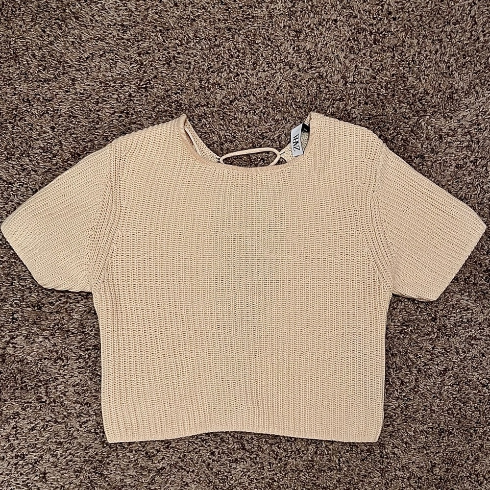 Cream color knit crop top that ties in the back🤎